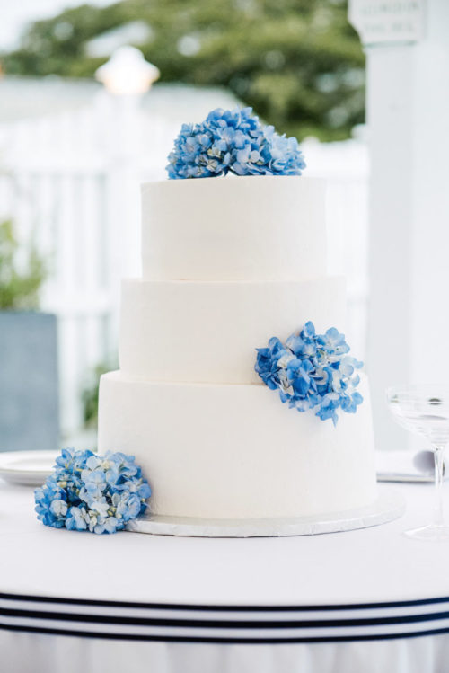design-darling-wedding-cake-with-blue-hydrangeas-768x1150