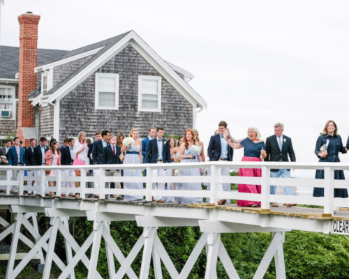 design-darling-wedding-guests-on-sconset-foot-bridge-768x614